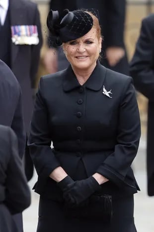 Sarah Ferguson, ex mujer del príncipe Andrés, asistió al funeral de su ex suegra con un tailleur de pollera, un tocado con red y un broche en forma de golondrina, en símbolo de la partida de la Reina. 