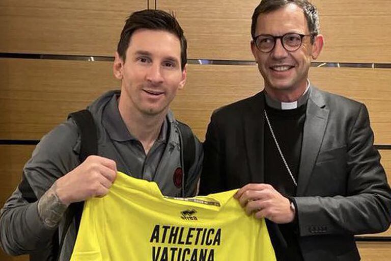 Tras su primer partido del año, Messi recibió un regalo del Papa Francisco