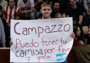 Un hincha rival le pidió la camiseta a Facundo Campazzo, en el triunfo de Estrella Roja sobre Valencia por la Euroliga.
