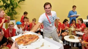 Federer y un clásico en el ATP de Basilea: celebrar con los alcanzapelotas y comer pizzas luego del certamen. 