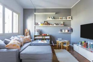 Otra tendencia: el gris en sus cien tonos posibles copó los ambientes infantiles, como en este playroom con amplio sillón con funda y pufs (Carlos Méndez).