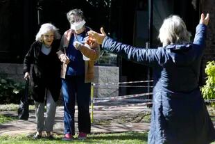 María Magdalena Pagés de 95 años y su hija María Carrega se reencuentran después de varios meses sin verse por las restricciones del coronavirus, en el geriátrico Los Cerezos de Adrogué, provincia de Buenos Aires

