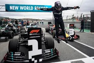 El piloto británico de Mercedes, Lewis Hamilton después de ganar el Gran Premio de Fórmula Uno de Portugal 