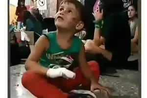 El estremecedor video en el que se ve al chico con las marcas de los golpes y una fractura