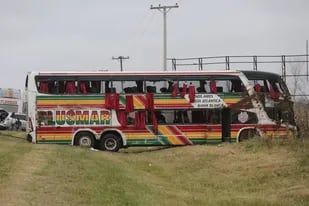 Un ómnibus que viajaba a la Ciudad volcó en Chascomús: dos muertos y 42 heridos