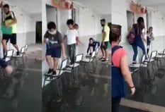 Se inundó una escuela en Rosario y armaron un “puente de sillas” para sacar a los alumnos del aula