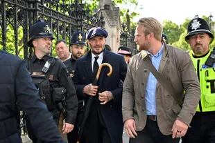 Custodiado. David Beckham al salir de Westminster Hall 