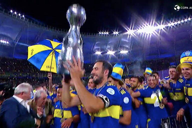 Izquierdoz levanta el trofeo: Boca, campeón de la Copa Argentina