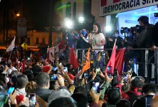 "¡Democracia sí! ¡Comunismo no!", clama el cartel en el balcón de la sede de campaña de Keiko Fujimori