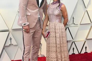 Una pareja en rosa. Jason Momoa y Lisa Bonet eligieron el mismo color para la alfombra roja de los Oscar