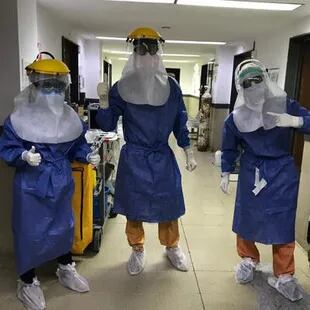 En la unidad especial que se creó en el hospital Fernández, de la ciudad, se adaptó el equipo de protección para reducir el riesgo de exposición del personal
