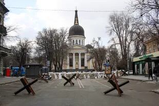 En una de las calles centrales de la ciudad de Odessa se ven barricadas hechas de sacos de arena, erizos antitanque y bloques de hormigón
