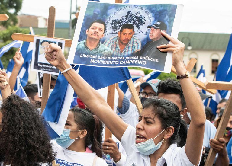 Ciudadanos nicaragüenses exiliados en Costa Rica realizan una manifestación contra las elecciones en Nicaragua y el presidente Daniel Ortega