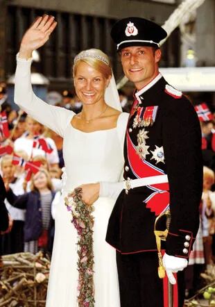 El 25 de agosto de 2001 salieron de la catedral de Oslo convertidos en marido y mujer. Él estaba impecable con su uniforme militar, y ella lucía radiante un traje del modisto noruego Ove Harder Finseth.  La de ellos fue la primera boda real del siglo XXI.
