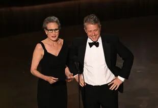 ARCHIVO-. Andie MacDowell y Hugh Grant presentaron el Oscar a Mejor Diseño de producción