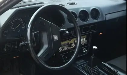 El interior del Datsun era muy avanzado para su época en los 80