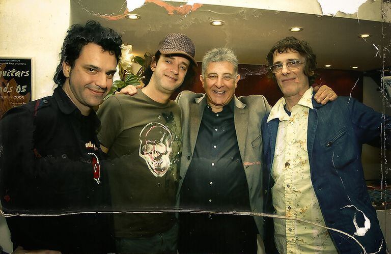 Rudy Pensa, rodeado por Richard Coleman, Gustavo Cerati y Luis Alberto Spinetta. El luthier, radicado en Nueva York desde los 70, vende instrumentos a las máximas figuras del mundo de la música