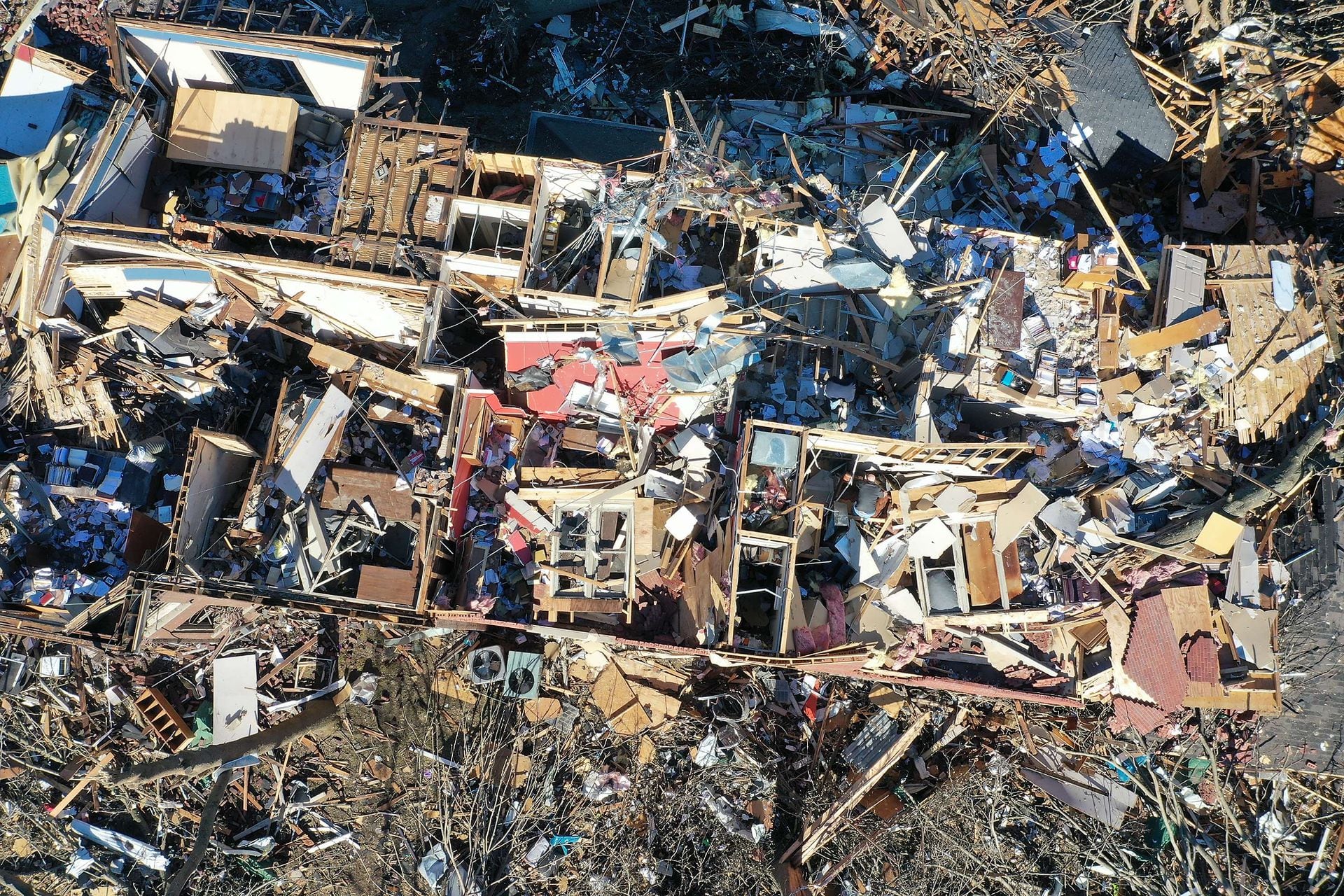 El rescate y la limpieza continúan después de que un tornado arrasó el área dos días antes, el 12 de diciembre de 2021 en Mayfield, Kentucky