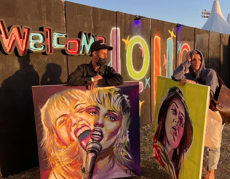 TiN hizo un cuadro de Miley Cyrus en la primera jornada del Lollapalooza (Foto: Instagram @tin_rocktambulo)
