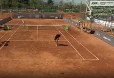 La "raqueta voladora" de un jugador francés en el torneo de Santiago