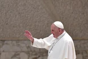 El Papa Francisco saluda al final de la audiencia general semanal en el salón Pablo VI del Vaticano el 28 de octubre de 2020