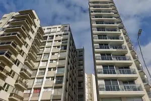 Una mujer de 21 años quedó colgada del balcón de un séptimo piso en Mar del Plata