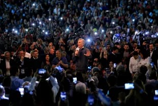 Mauricio Macri con el público de fondo durante el acto en Córdoba