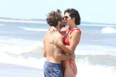 Los besos de Tacho Riera y su novia y el descanso en la playa de Ginette Reynal