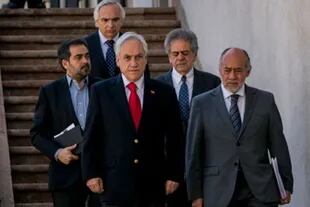 El presidente Sebastián Piñera se reunió este domingo con los líderes del Parlamento y de la Corte Suprema con el fin de "reordenar prioridades" y contener el estallido social