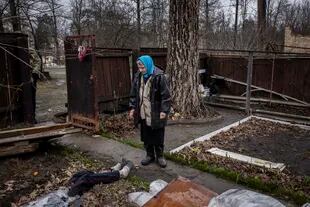 Antonina Pomazanko muestra el lugar donde había enterrado a su hija, Tetiana, después de que fuera asesinada en febrero por fuego ruso, en Bucha, Ucrania, el domingo 3 de abril de 2022.