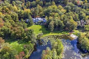 Vista aérea del estanque, los bosques y la mansión principal del complejo que puso en venta Richard Gere