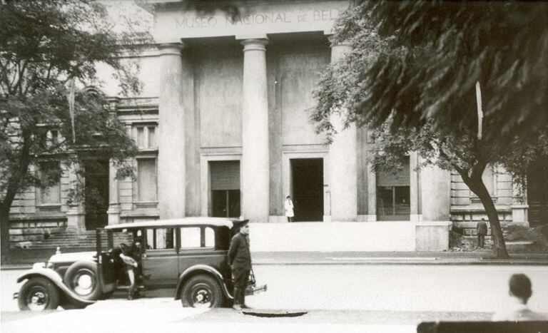 Antigua Casa de Bombas, antes de ser restaurada por el arquitecto Alejandro Bustillo, para ser convertida en el Museo Nacional de Bellas Artes