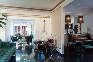 Bañares define su living como “una gran sala de ensayos”; tiene parlantes, un piano, un bajo, una guitarra y una batería
