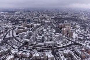 Vista aérea del centro de Járkov, la segunda ciudad de Ucrania, 29 de enero de 2022. La situación de Járkov, a apenas 40 kilómetros de decenas de miles de soldados rusos en la frontera de Ucrania, parece particularmente peligrosa. La ciudad es un centro industrial. (AP Foto/Evgeniy Maloletka)