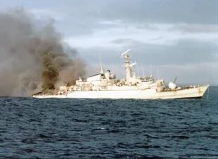 La fragata británica HMS Ardent sucumbió luego de ser atacada por la Fuerza Aerea Argentina y los seis Skyhawk A-4Q de la Aviación Naval Argentina el 21 de mayo