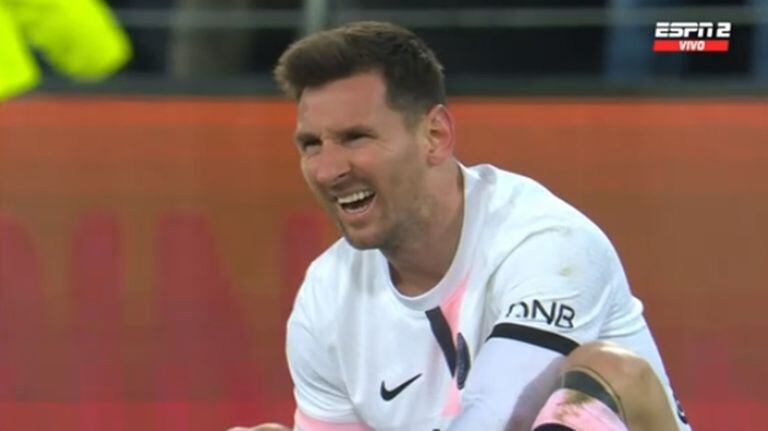 Messi se queja de un pisotón de su compatriota Medina antes del gol de Lens