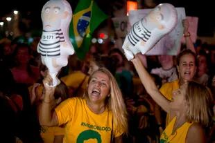 Manifestantes se expresaron en contra de Lula da Silva mientras observaban los votos de los magistrados de la Corte Suprema