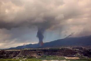 Una columba de humo se eleva del volcán Cumbre Vieja
