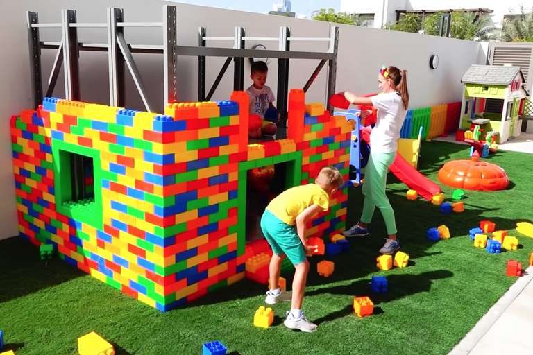 Dos chicos youtubers construyeron con Legos una casa de tres pisos alfombrada y amueblada
