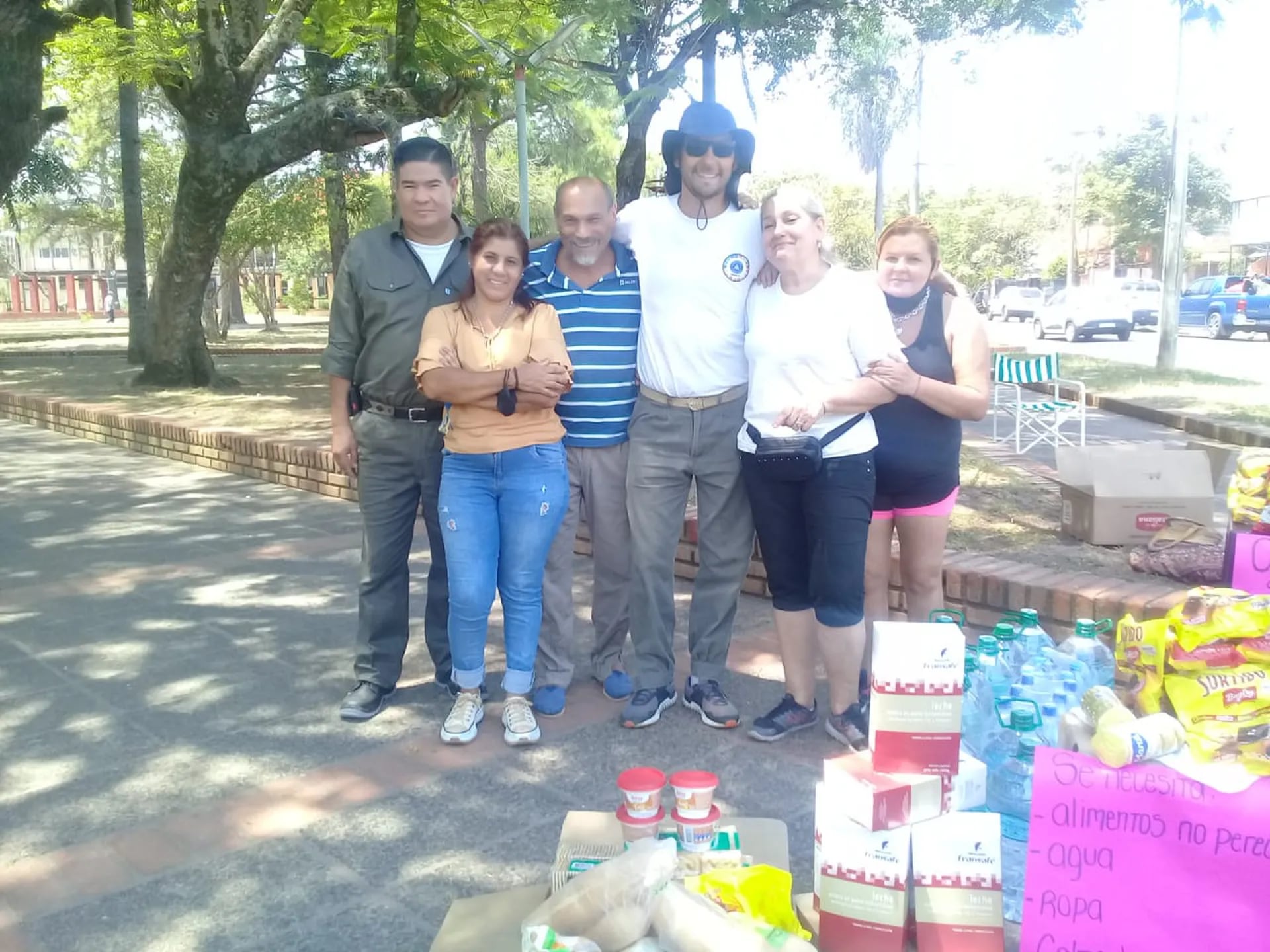 Horacio Núñez se sumó a un grupo de vecinos de Ituzaingó que armaron un puesto para recibir donaciones en la plaza central de Ituzaingó