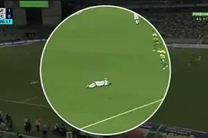 Un futbolista se desmayó en pleno partido del Brasileirão y fue sacado en ambulancia