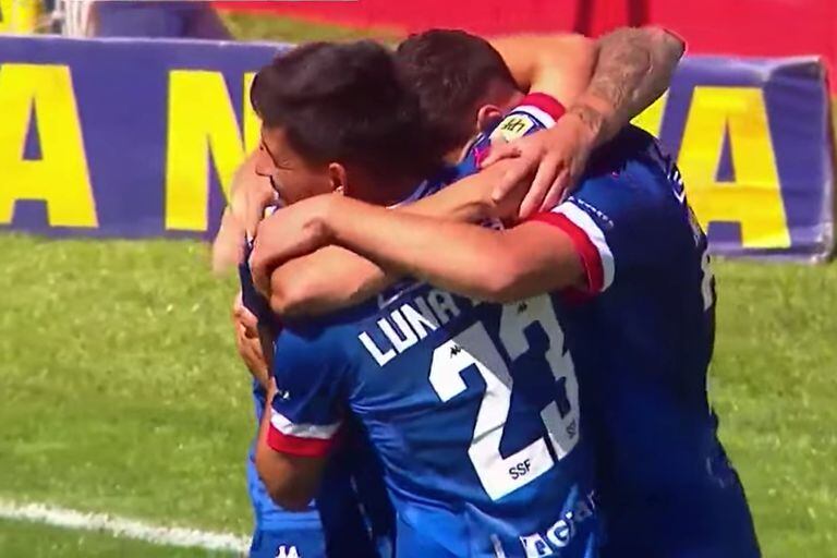Mauro Luna Diale acaba de convertir el tercer gol de Unión de Santa Fe y lo festeja con sus compañeros; en un partido vibrante, venció 4-3 a Sarmiento en Junín.