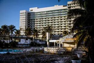 The Deauville Beach Resort en Miami Beach el jueves, 13 de enero de 2022. El hotel fue sede de The Beatles, Frank Sinatra y John F. Kennedy, pero se ha considerado inseguro después de años de abandono