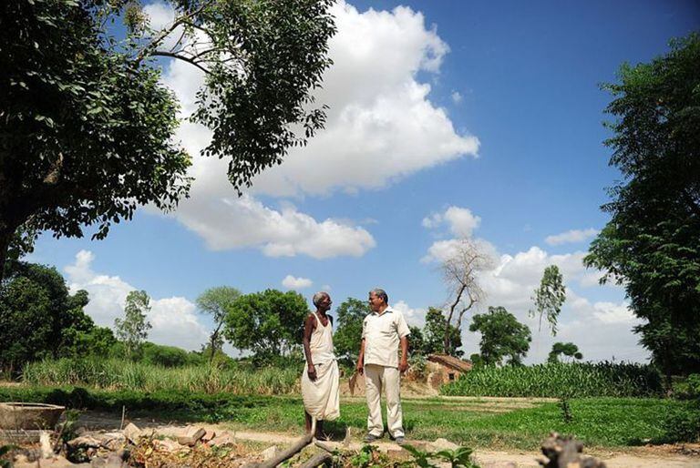 Lal Bihari Mritak (derecha) en 2015, con un granjero declarado muerto por su hermano.