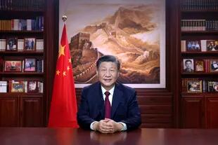 En esta fotografía publicada por la agencia noticiosa Xinhua, el presidente chino Xi Jinping pronuncia un mensaje de Año Nuevo, el sábado 31 de diciembre de 2022, en Beijing. (Ju Peng/Xinhua vía AP)