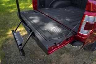 La caja de la Ford F-150 tiene un escalón rebatible para facilitar el acceso