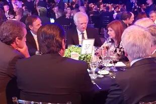 La ministra de Seguridad de la Nación Patricia Bullrich, rodeada por hombres en su mesa