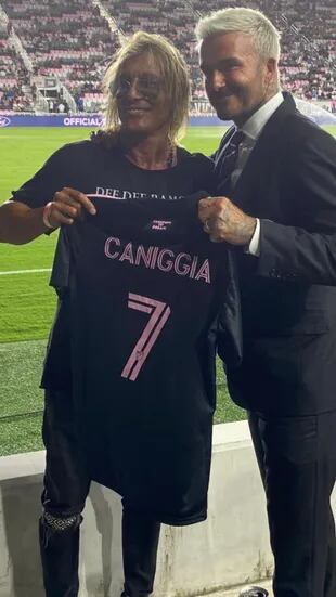 La camiseta que le regaló Beckham a Caniggia en su visita al Drive Pink Stadium