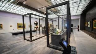 Más de una década en desarrollo, el Louvre Abu Dhabi abre sus puertas esta semana, llevando el famoso nombre al mundo árabe por primera vez. Actualmente, el museo tiene 600 obras de arte que adquirió, junto con otras 300 prestadas por 13 instituciones francesas