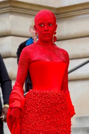 Durante el desfile de Schiaparelli, la cantante decidió sumarse a la tendencia "infernal" de la pasarela desde la primera fila. Su look claramente arrasó con todos los flashes 
